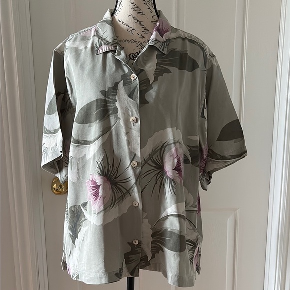 Tommy Bahama Other - Tommy Bahama Green and Pink Silk Camp Shirt
